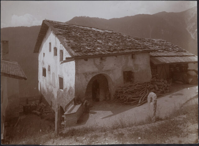 Vnà, Einzelhaus, Sgraffito