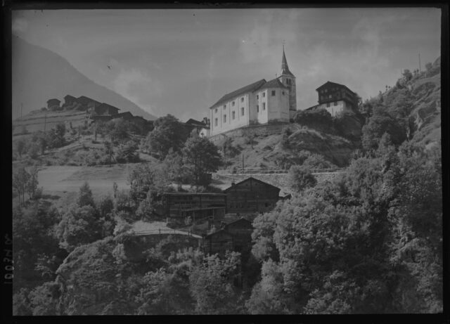 Stalden / VS, Mühle mit Kirche St. Michael und Pfarrhaus