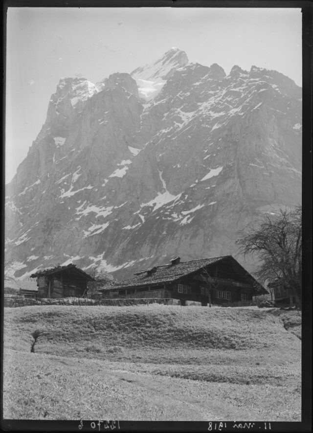 Grindelwald / BE, Haus mit Ställen, Gletscher und Wetterhorn