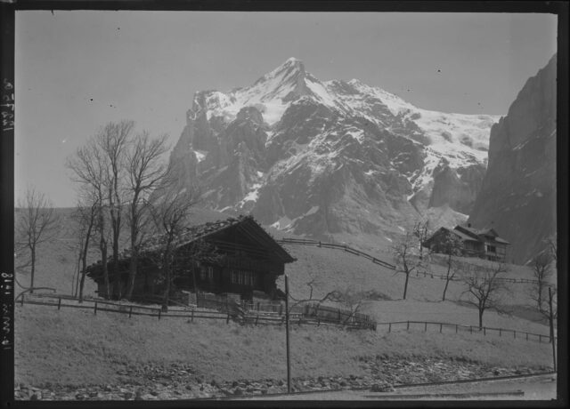 Grindelwald / BE, Häuschen, Wengenalpbahnhof mit Berg und Wetterhorn
