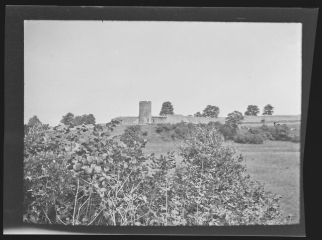 Avenches, enceinte romaine, la Tornallaz: "Vue de la Tornallaz prise de l'Ouest. On y voit un échafaudage utilisé pour la réfection du mur. A droite de la tour et en plus clair la réfection de 1916 et 1917"
