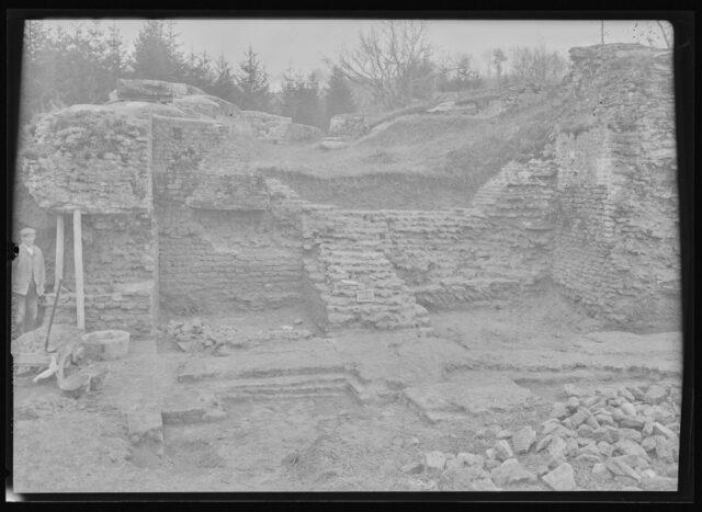 Avenches, théâtre romain, ouvrier travaillant à la restitution d'un mur