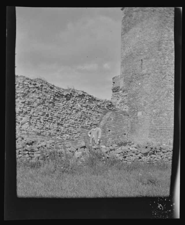 Avenches, enceinte romaine, état du mur entre la Tornallaz et la tour 3 avant les travaux de reconstruction, vue depuis l'Ouest