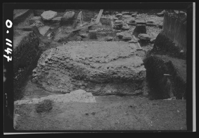 Avenches, Sanctuaire du Cigognier, les fouilles. Le 1e massif de maçonnerie vu du nord.