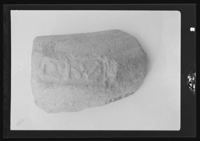 Avenches, Sanctuaire du Cigognier. Fragment de céramique romaine avec estampille découvert lors des fouilles.