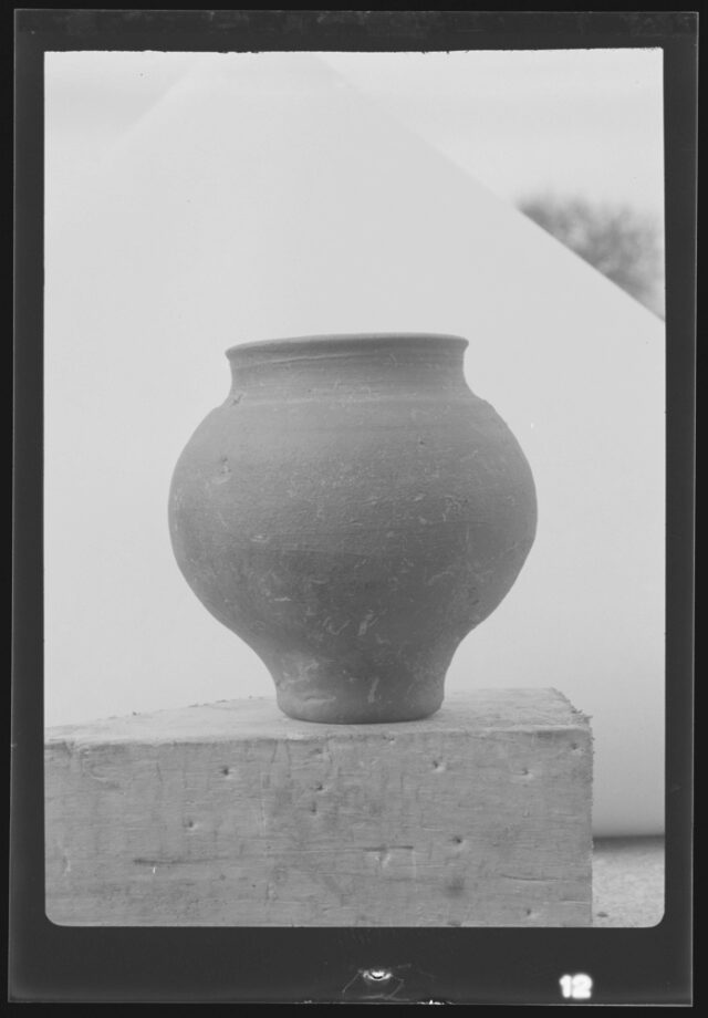 Avenches, Sanctuaire du Cigognier. Vase en céramique découvert lors des fouilles.