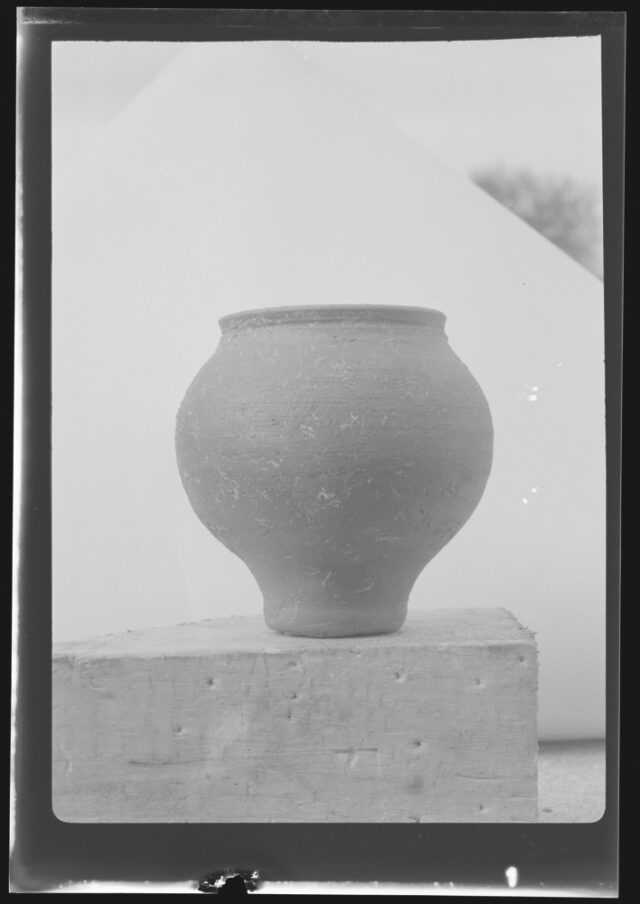 Avenches, Sanctuaire du Cigognier. Vase en céramique découvert lors des fouilles.
