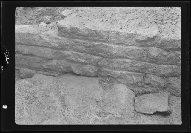 Avenches, Sanctuaire du Cigognier, les fouilles. Angle nord-ouest de la cella: le 1e grand massif et les pierres posées à plat.