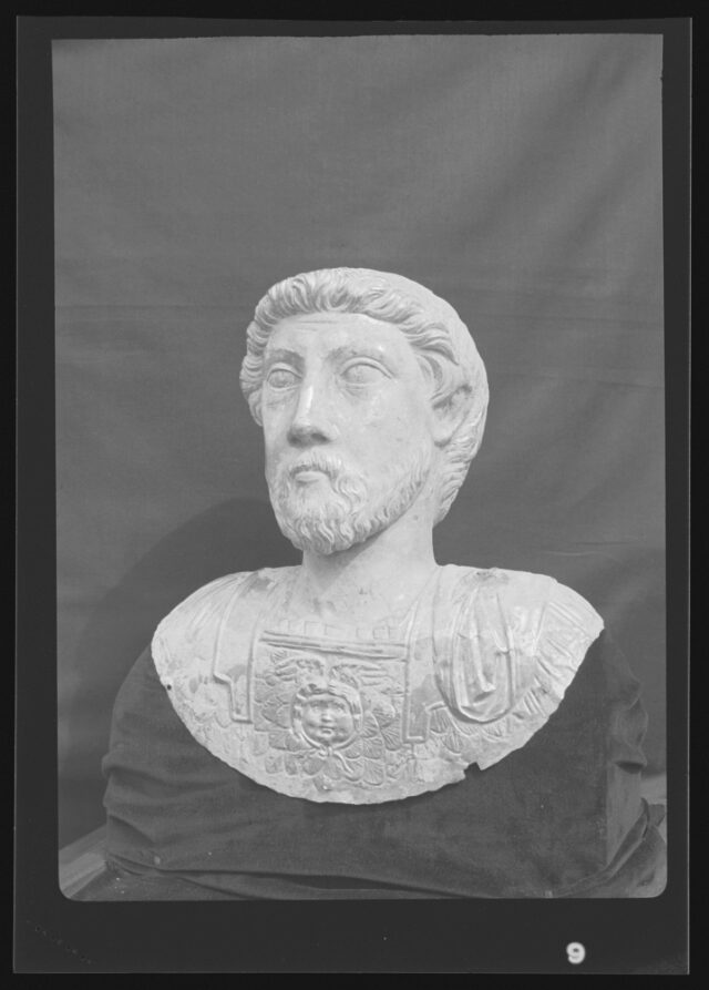 Avenches, Sanctuaire du Cigognier, les fouilles. Le buste en or de Marc-Aurèle peu après sa découverte. Vue de trois-quarts.