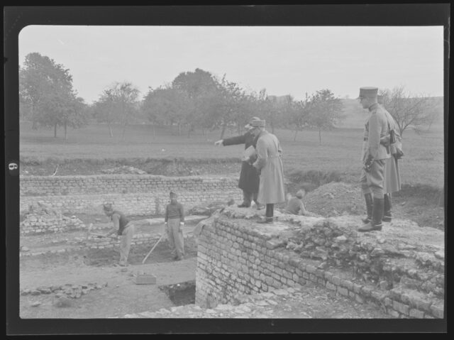 Avenches, Sanctuaire du Cigognier, les fouilles. Le Général Henri Guisan (au centre), en visite sur le chantier, écoute les explication de Louis Bosset, archéologue cantonal.