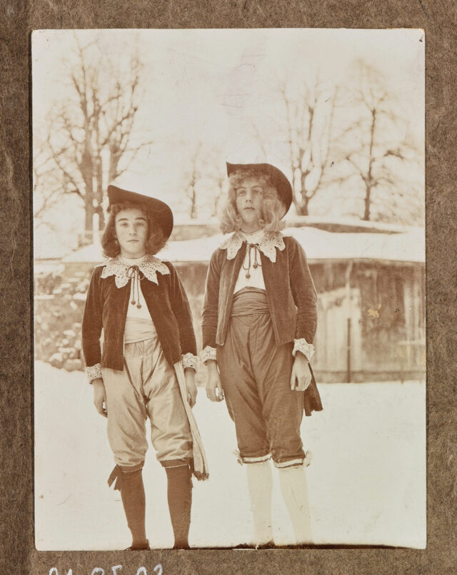 Zwei Menschen im Kostüm, (Meinrad Inglin rechts?), Aufführung 'Die stumme Waise und der Mörder', 1909