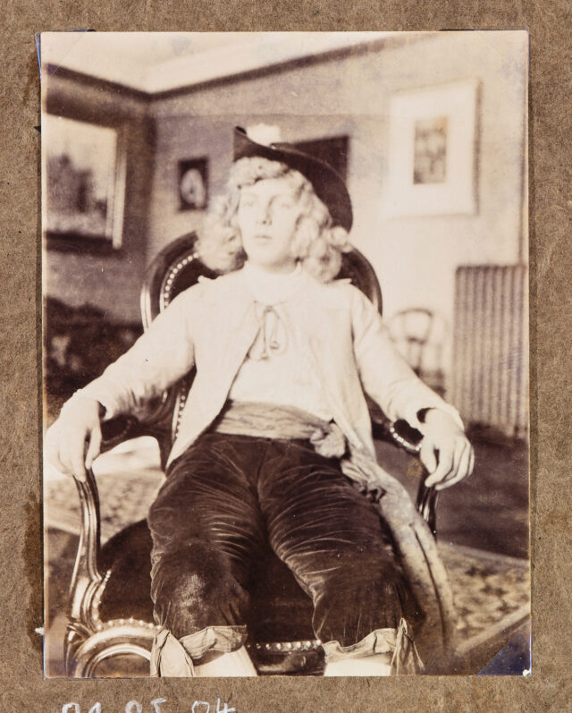 Meinrad Inglin auf Stuhl, Aufführung 'Die stumme Waise und der Mörder', 1909