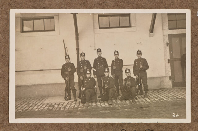 Gruppenfoto mit acht Soldaten