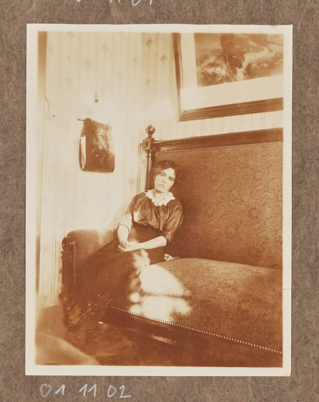 Junge Frau (Alice Keller?) auf Sofa