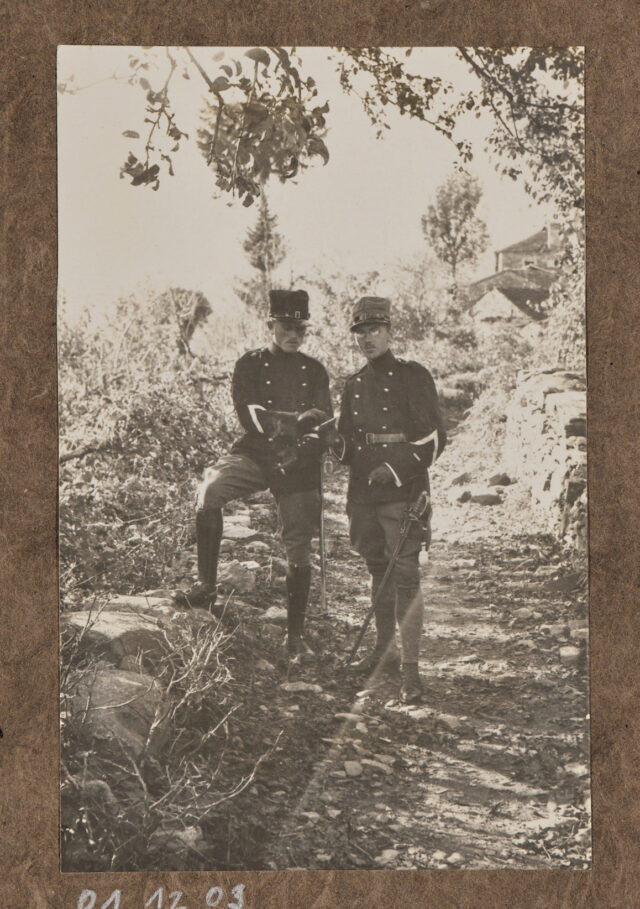 Zwei Soldaten, Inglin rechts