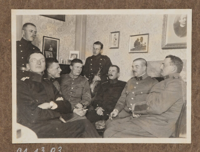 Gruppe Offiziere in Zimmer (Inglin hinten Mitte)