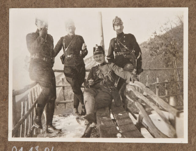 Vier Offiziere vor Zaun, Inglin rechts