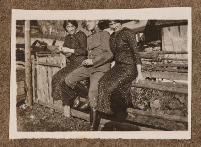 Inglin mit zwei Damen auf Zaun