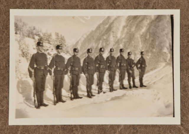 Neun Soldaten im Schnee
