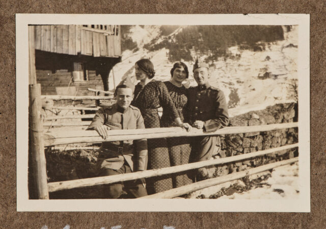 Inglin (ganz rechts) mit zwei Damen und anderem Soldaten an Zaun