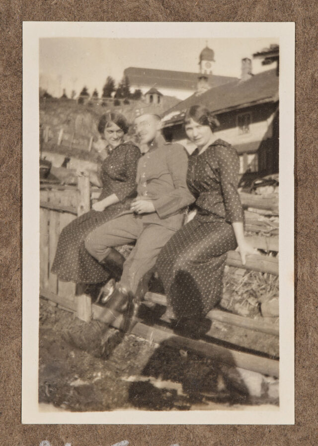 Inglin mit zwei Damen auf Zaun