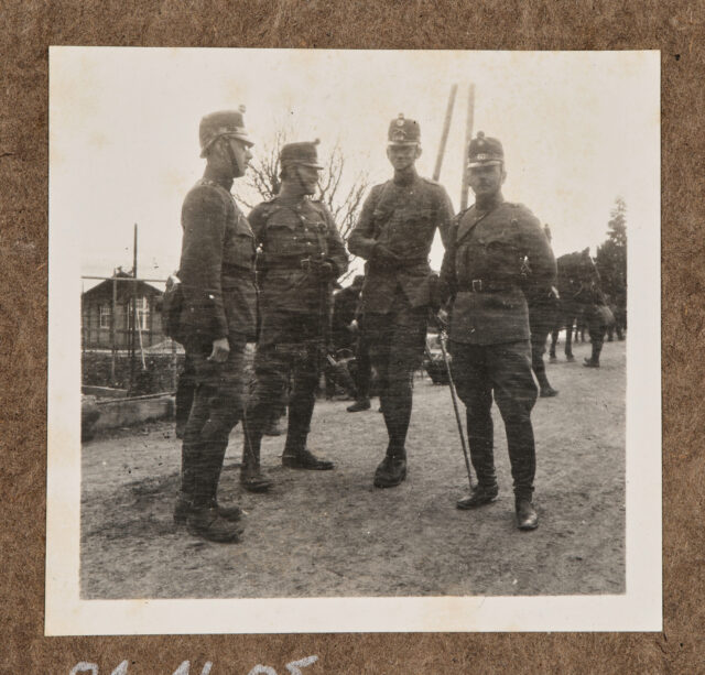 Vier Soldaten, Inglin rechts (?)
