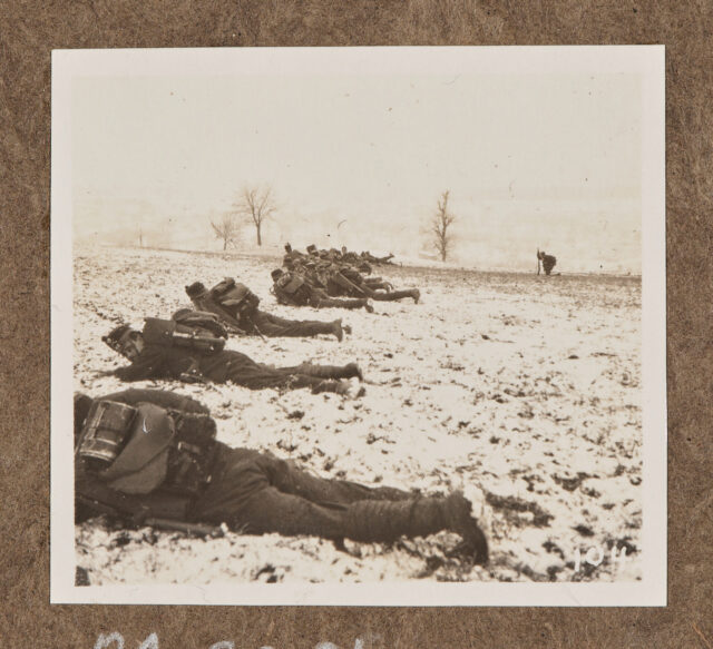 Soldaten im Schnee robbend