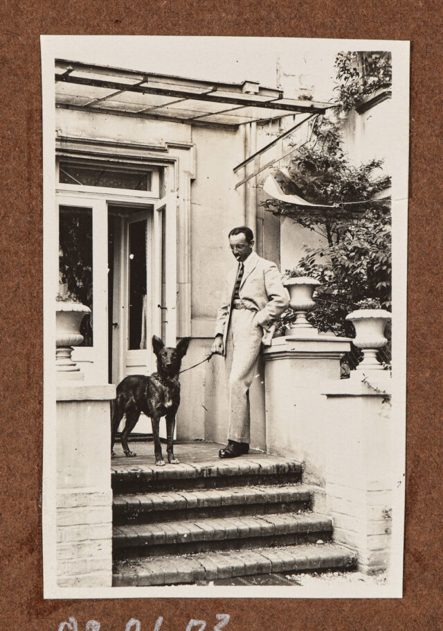 Inglin stehend mit Hund in Berlin, 1922