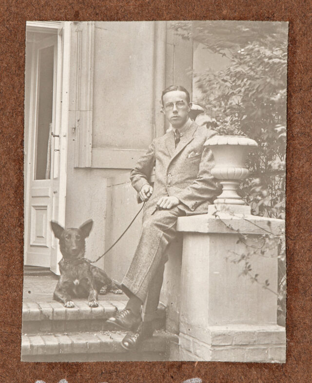 Josef Inglin sitzend mit Hund in Berlin, 1922