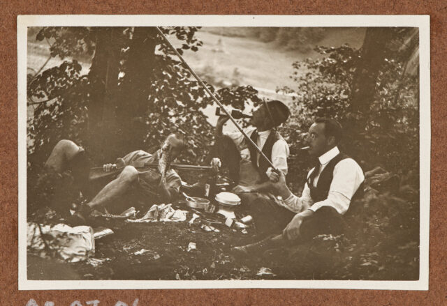 Inglin (r.) mit zwei Freunden in der Natur bei einem Picknick
