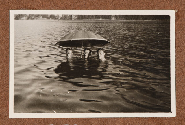 Inglin (m.) mit zwei Freunden unter Schirm im See