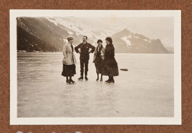 Inglin (2.v.l.) mit drei Damen auf dem gefrorenen Lauerzer (?) See