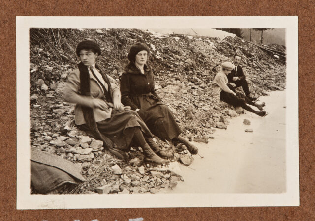 Inglin (r.) mit drei Damen am Schlittschuhe anziehen, vermutlich am Lauerzer See