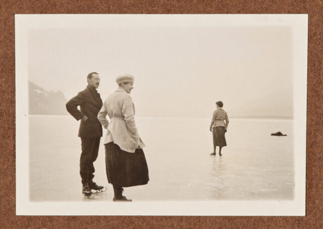 Inglin (l.) mit zwei Damen auf dem gefrorenen Lauerzer (?) See