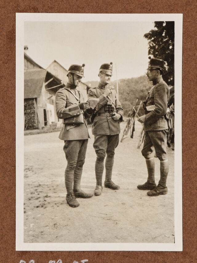 Inglin (l.) mit zwei anderen Offizieren