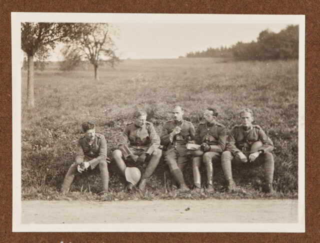 Fünf Soldaten am Strassenrand sitzend, Inglin 2.v.r.