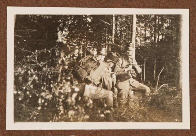 Drei Soldaten im Wald