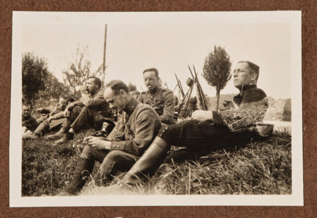 Inglin, Oberst Züblin und andere Soldaten im Gras sitzend