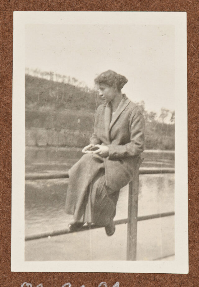 Bettina Zweifel, auf Geländer sitzend