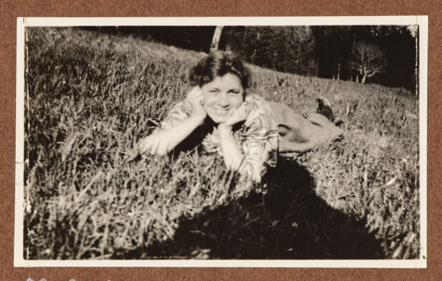 Bettina Zweifel, im Gras liegend