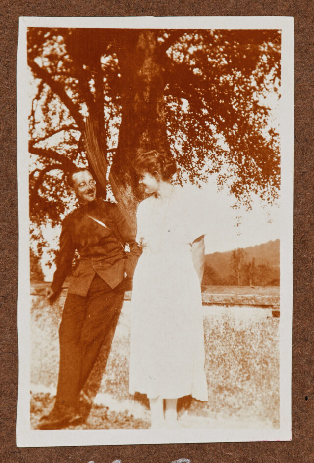 Inglin (in Uniform) und Bettina Zweifel vor einem Baum