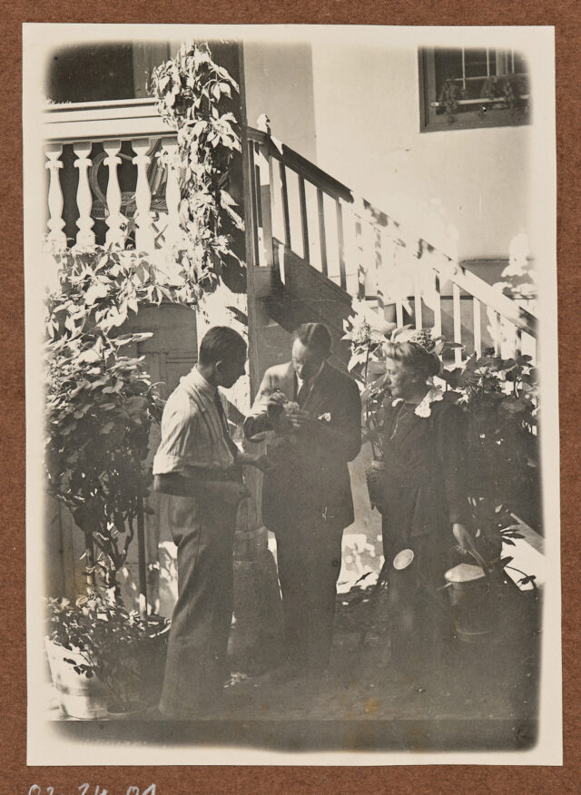 Inglin (m.) mit Margrit Abegg-Eberle (?) und einem anderen Mann vor einer Veranda (vermutlich im 'Grund')