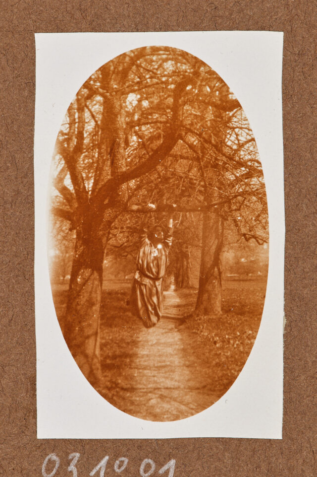 Bettina Zweifel (?) an Baum hängend