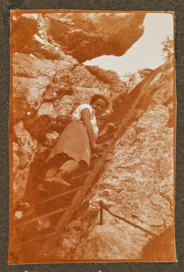 Bettina Zweifel auf Leiter in Felswand