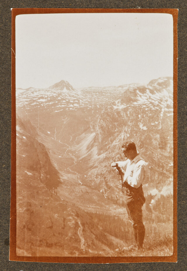 Meinrad Inglin mit Feldstecher (?) vor Bergpanorama