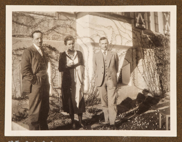 Meinrad Inglin, Bettina Zweifel und ein Mann vor einem Haus stehend
