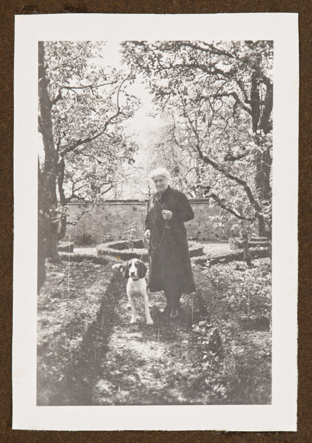 Margrit Abegg-Eberle mit Hund in Garten