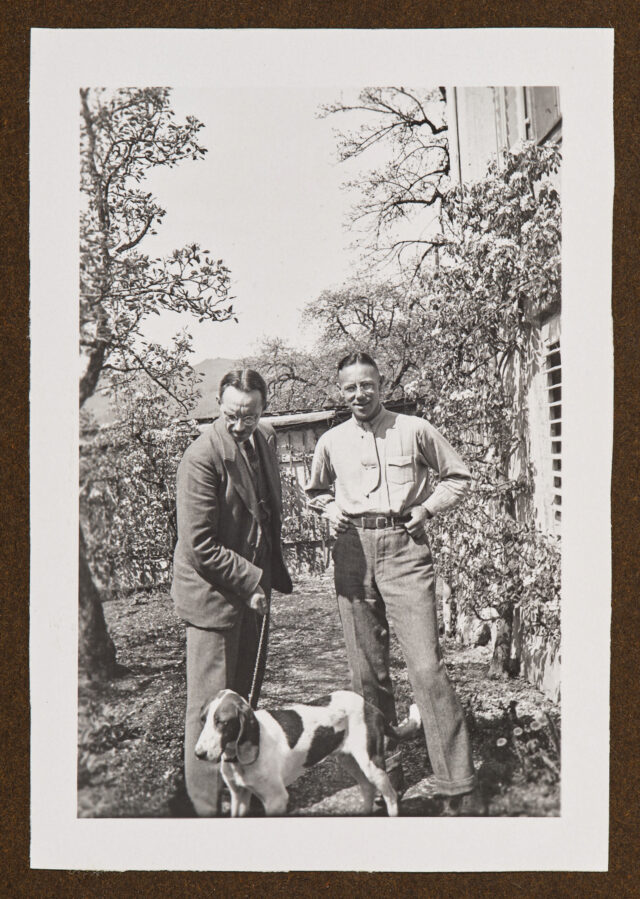 Meinrad Inglin mit Bruder Josef (?) und Hund in Garten