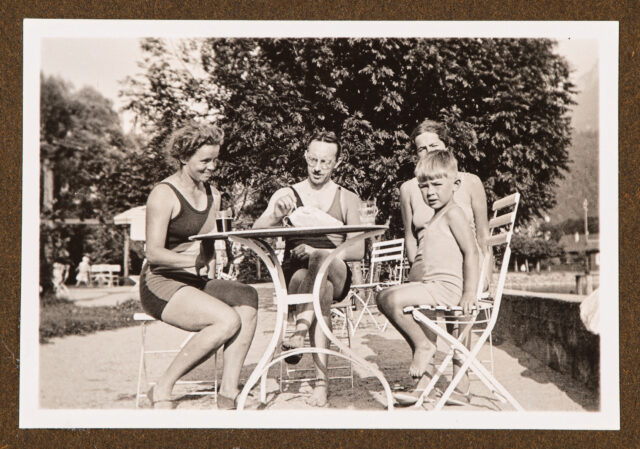Bettina Zweifel und Meinrad Inglin (l.) mit einer Frau und einem Jungen an Gartentisch sitzend