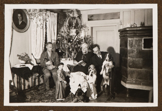Josef (?) und Meinrad Inglin mit Margrit Abegg-Eberle vor Weihnachtsbaum